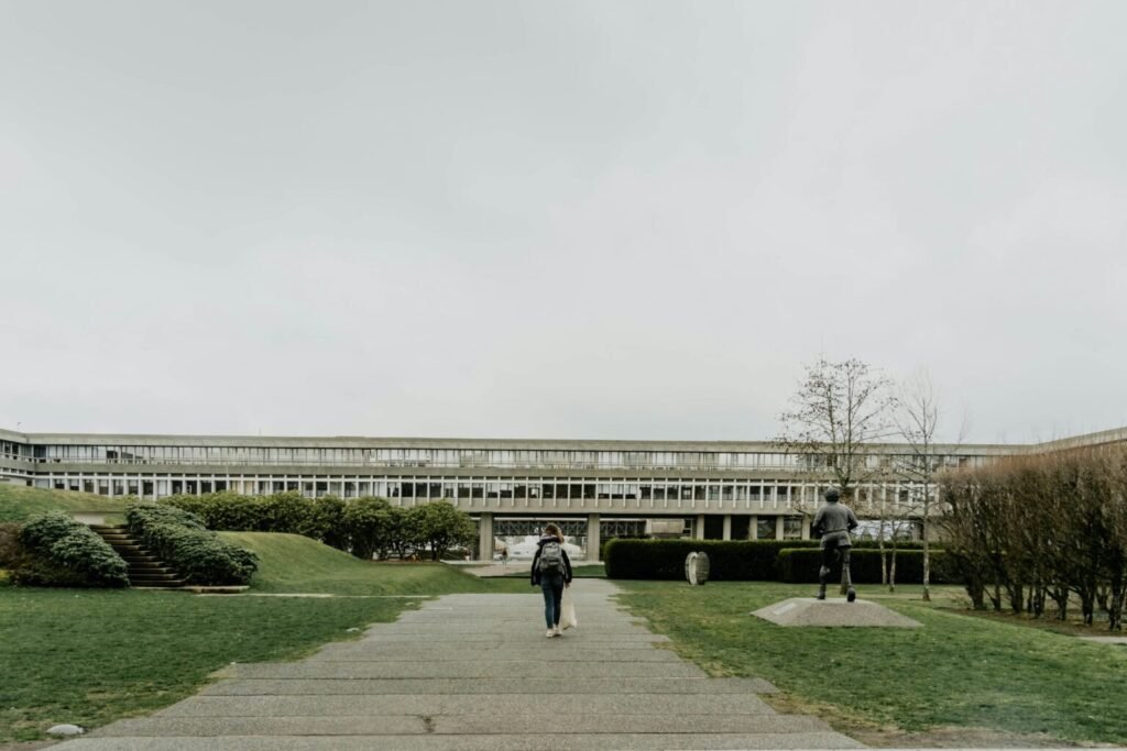 Buy a bachelor’s degree in English without attending classes